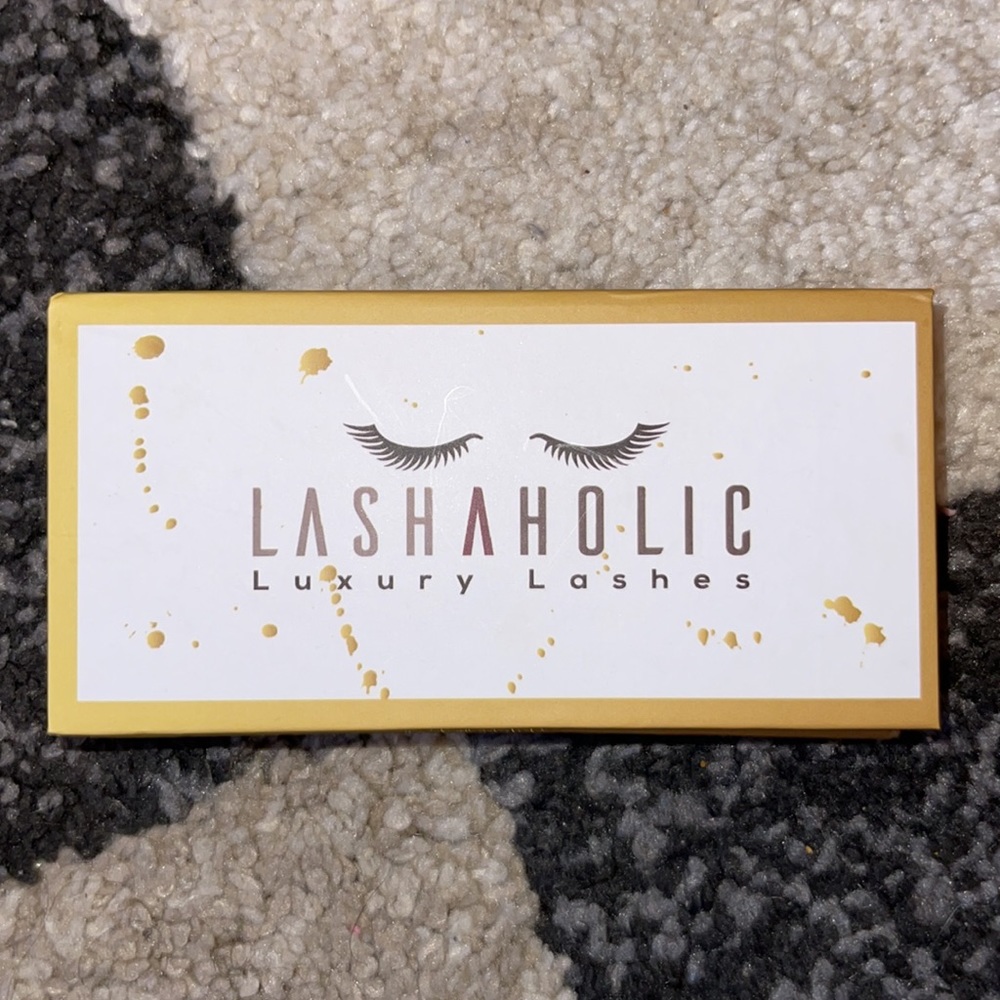 LASHAHOLIC LASHES - Picture 2 of 2